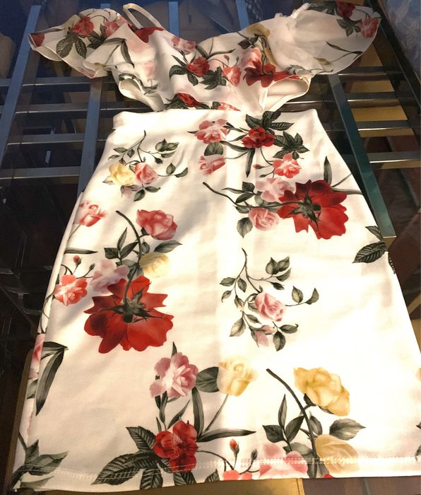 Vestido florido tam S, usado UMA VEZ.