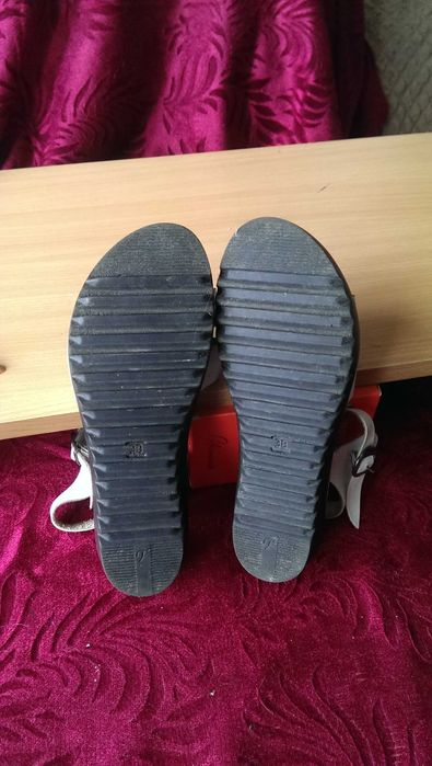 Женские Качественные кожаные сандалии босоножки Tina Shoes 38-го размера, имеют  анатомическую стельку и ребристую подошву
