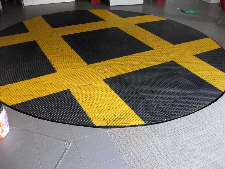 Plataforma eletromecânica para virar/rodar carros em espaços apertados