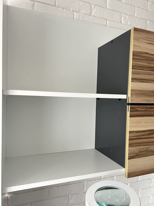 Biurko z szafką zamontowany led