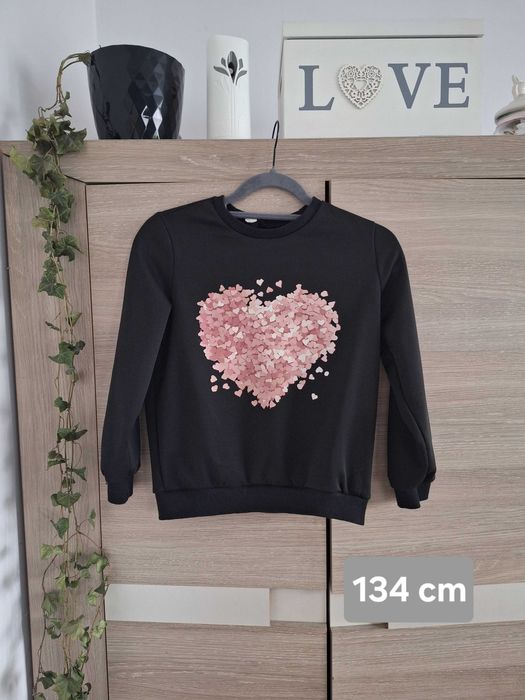 Czarna bluza w serca 134 cm