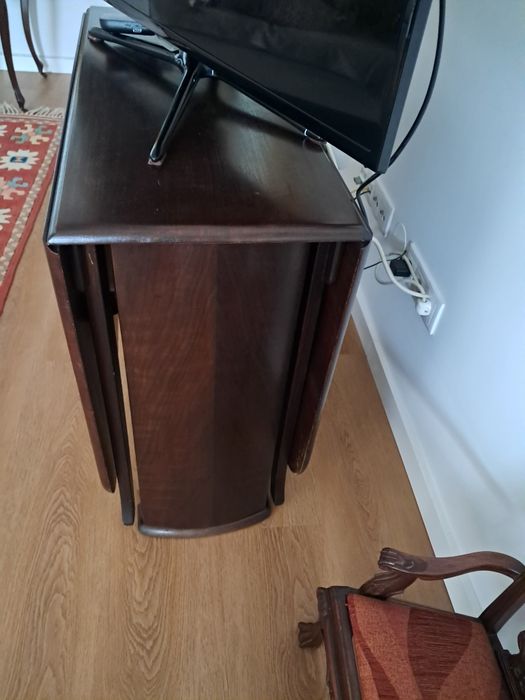 Mesa antiga em nogueira