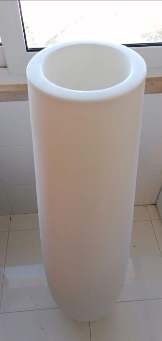 Vaso de Design Italiano, branco em polietileno com 125cm altura
