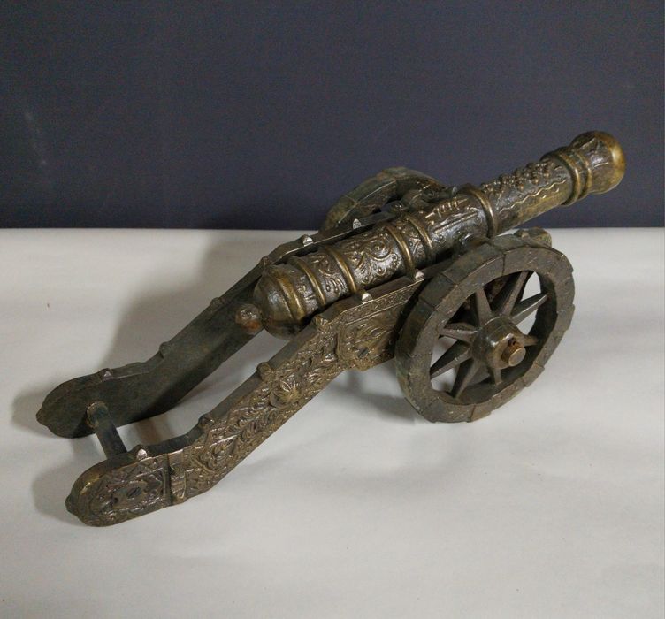 Canhão antigo em latão.
