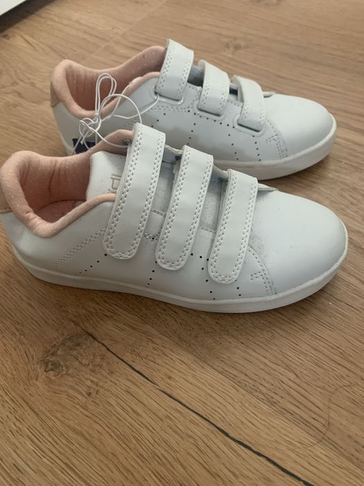 NOVOS - tenis crianca nunca usados. Com etiqueta