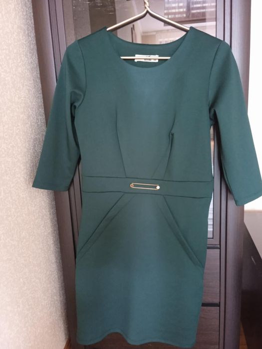 Продається класична сукня