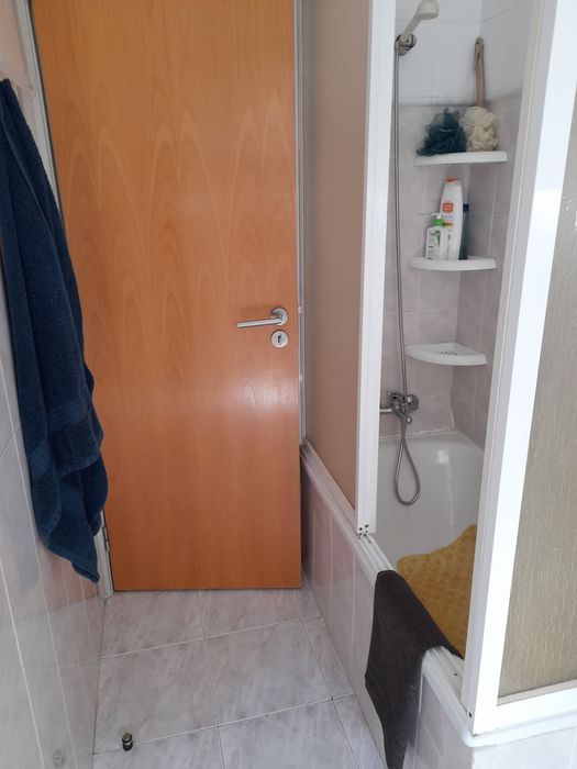 Arrenda-se quarto em Lisboa  para estudante, perto do Instituto  Superior Tecnico e do Metro, junto á rotunda das Olaias