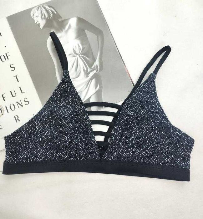 Купальник топ верх на бретельках черный белый
Atmosphere