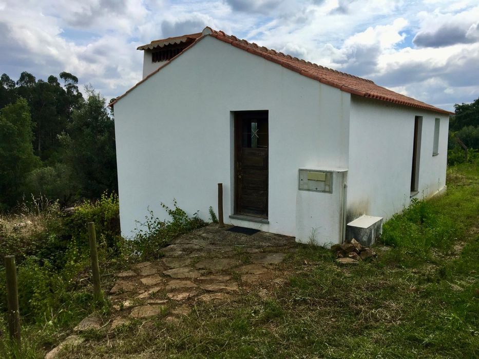 2 terrenos na Eira do Chão , um misto com casas, a principal reconstruída na estrutura  e cobertura