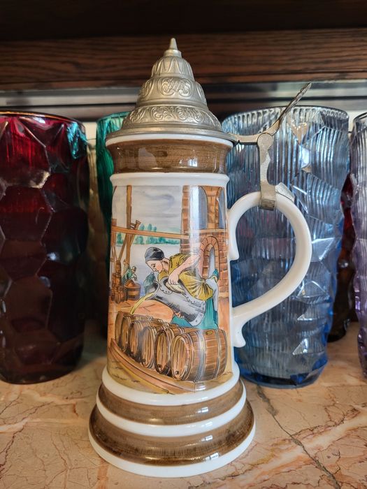 Duży porcelanowy sygnowany kufel z cynową klapką