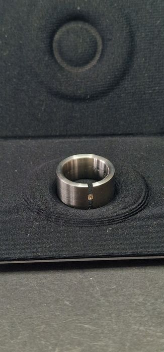 Aliança de designer com diamante