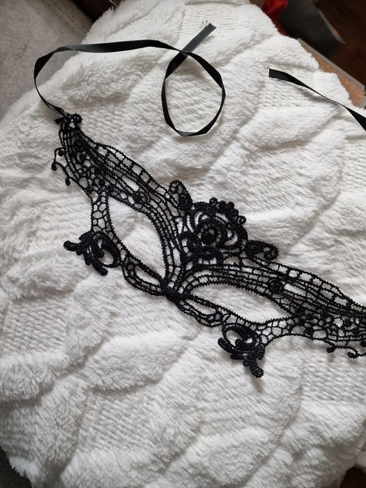 Czarna koronkowa maseczka maska na oczy ażurowa wenecka sensualna