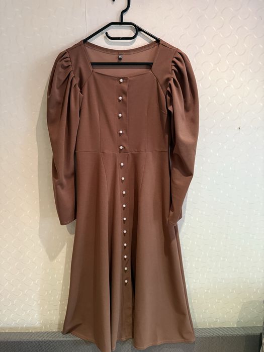 Сукня трендового шоколадного кольору з гудзиками