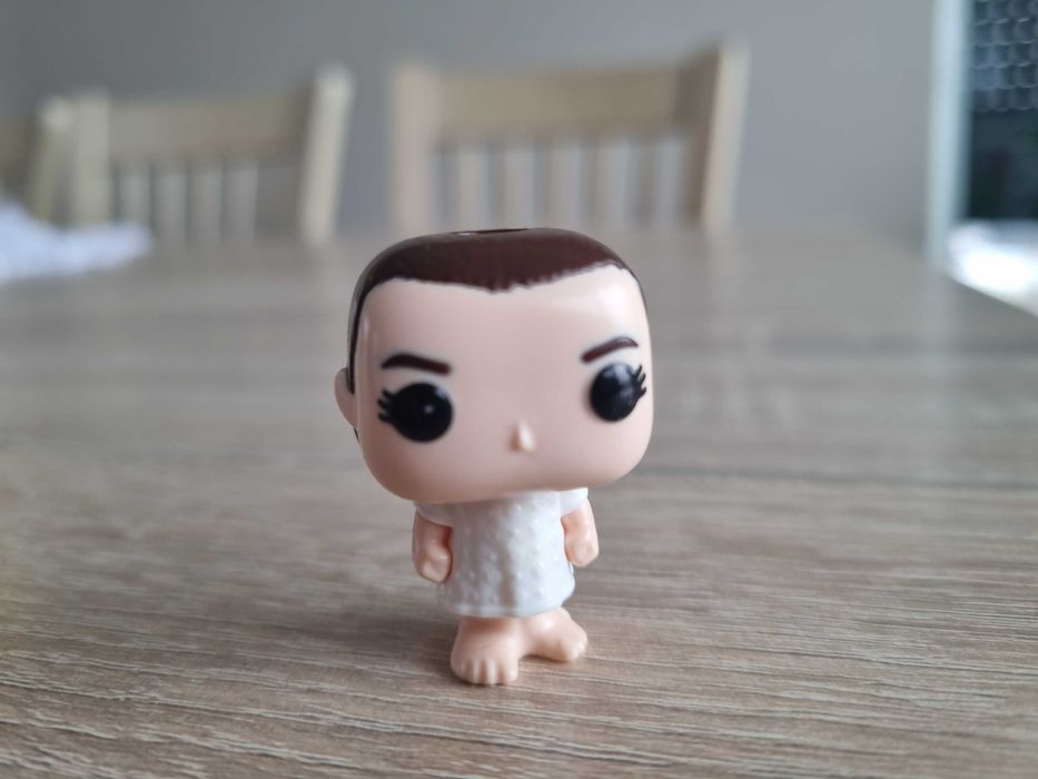 Figurka JEDENASTKA z serialu Stranger Things Kinder Joy