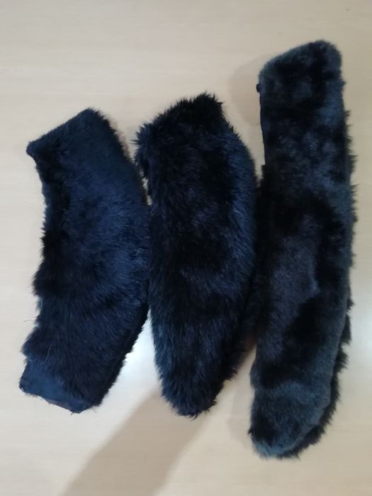 Estolas/golas em material sintético.