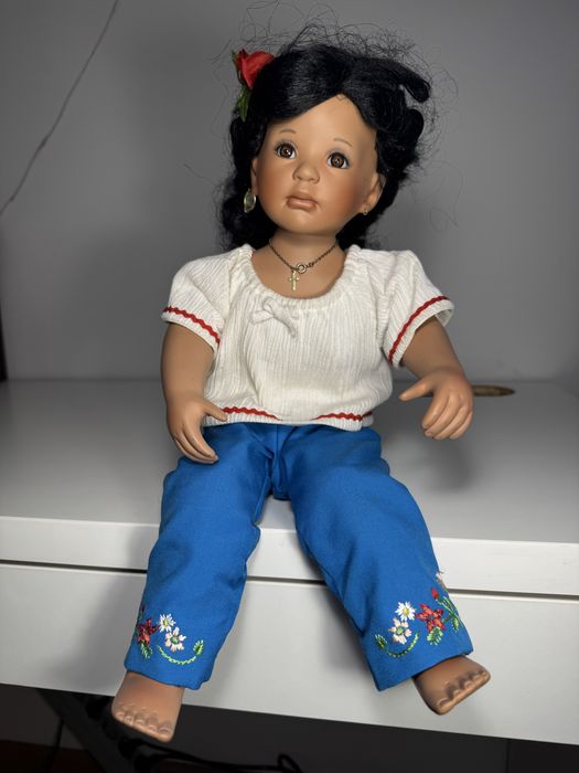 Porcelanowa lalka ,, Maria” z serii „Latina Beauties”