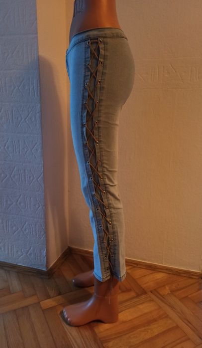 Jeansy damskie 7/8, rozszerzane na dole ze stretchem.