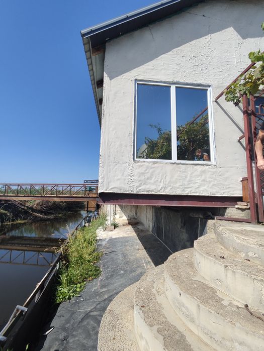 Продам в самом центре участок с домом. Есть выход к воде