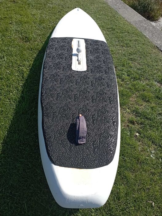 Pranchão de windsurf familiar para “pesos pesados”, de patilhão