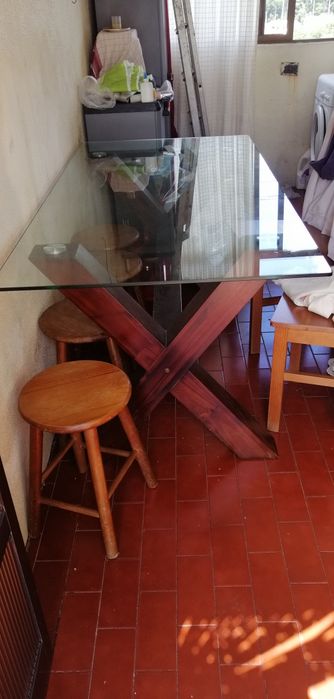 Mesa com duas cadeiras urgente