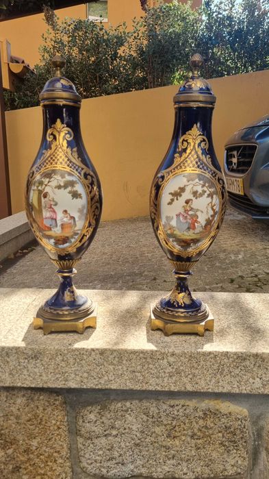 Vasos e Urna estilo Rococó ao estilo Sévres. Baixa de preço para desocupar. Ver preços em catawiki