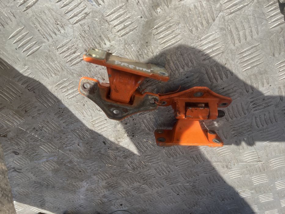 Петля двери рено премиум renault premium год 2002