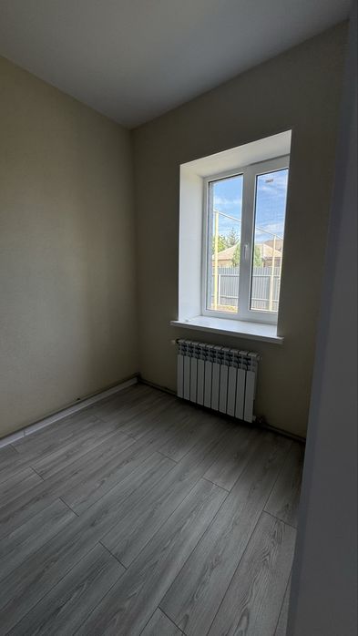 Продаж будинку у центрі Орлівщини , ремонт , гараж , ділянка 10 соток . По домовленісті співпрацюємо по державній програмі .