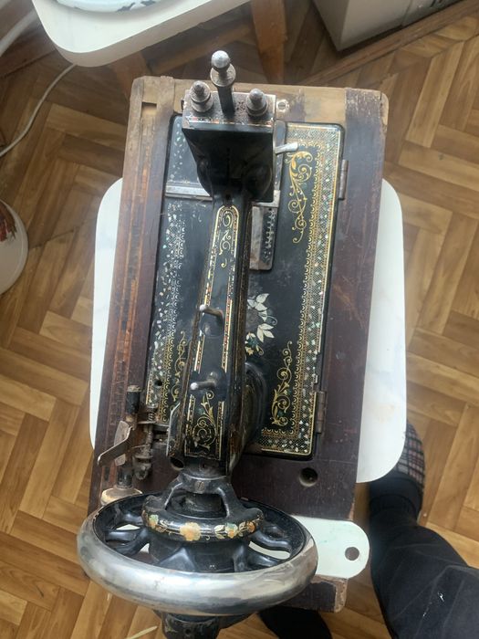 Продам редкую антикварную швейную машину .