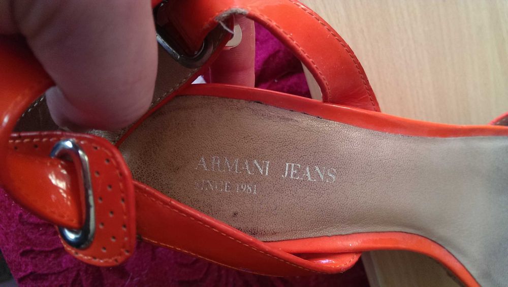Шикарные и брендовые босоножки Armani Jeans 39-го размера в Отличном состоянии.Яркие оранжевые  на танкетке с пробковой текстурой платформы