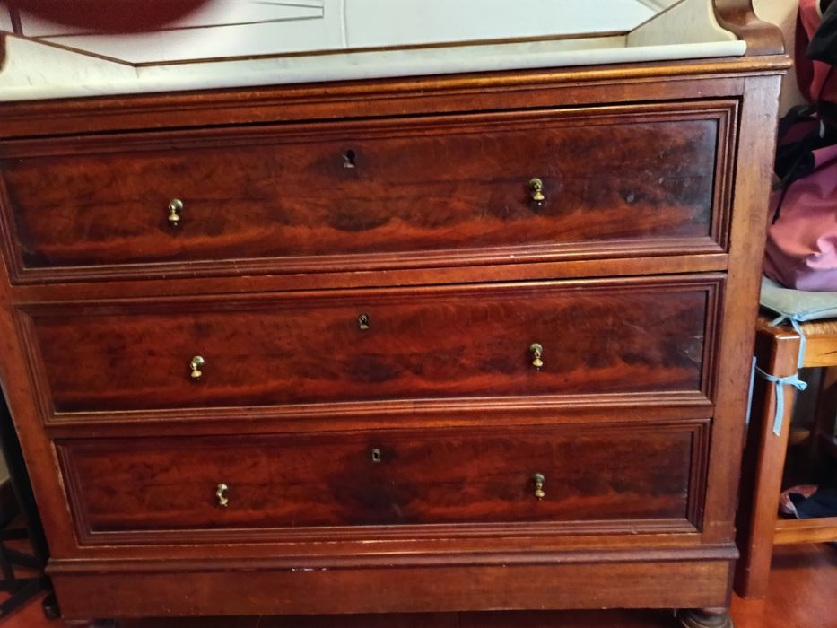 Móvel em madeira com tampo em pedra mármore