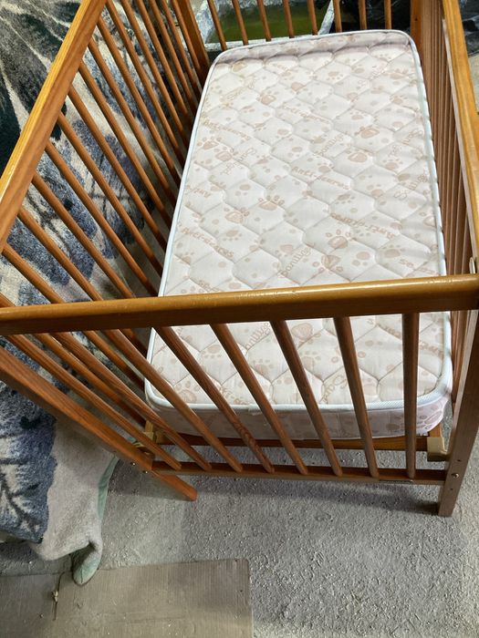 Cama de bebe com colchão em bom estado