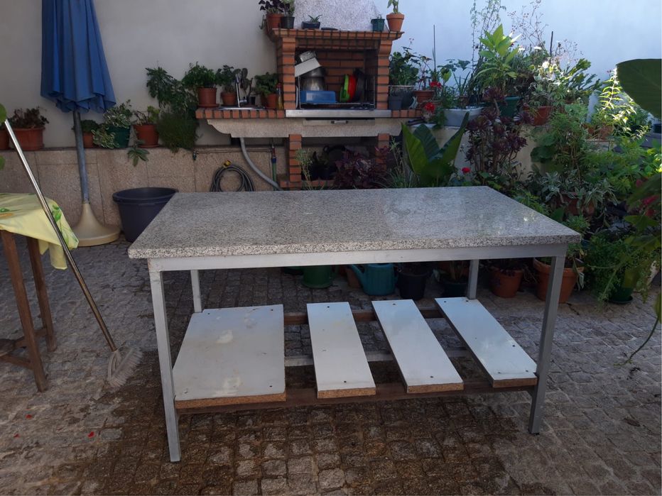 Mesa estrutura em ferro e granito
