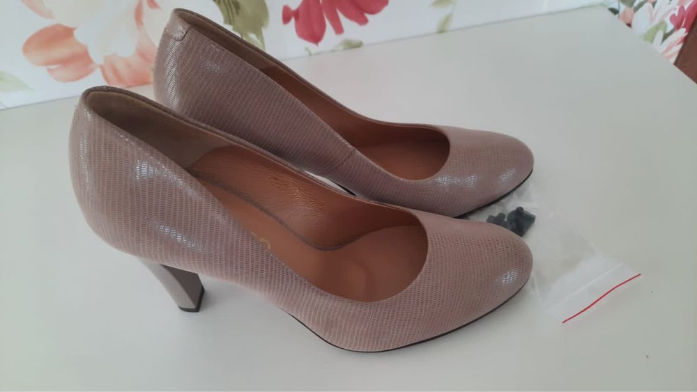 Туфли кожаные новые. Маломерят на 38 размер.