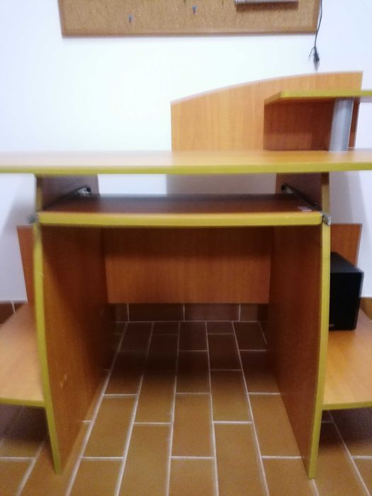 Secretária + cadeira + estante de apoio