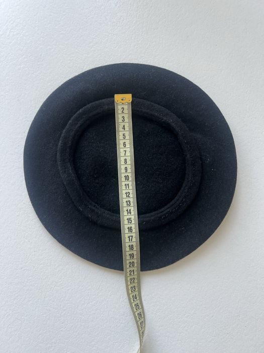 черный шерстяной берет