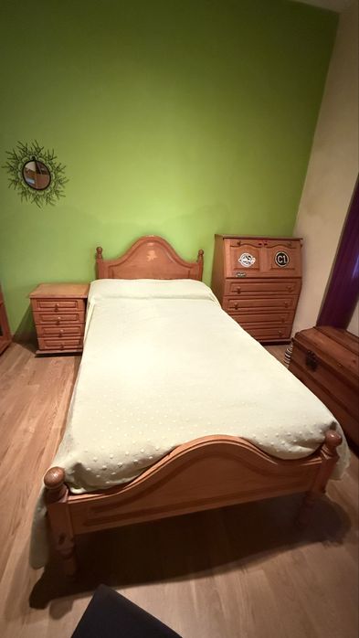 Mobillia de quarto individual  em madeira pinho mel