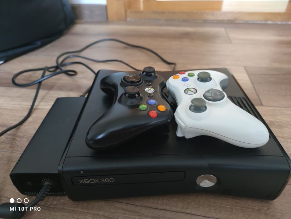 Xbox 360 Slim 2 геймпада Freeboot / Фрибут + Игры