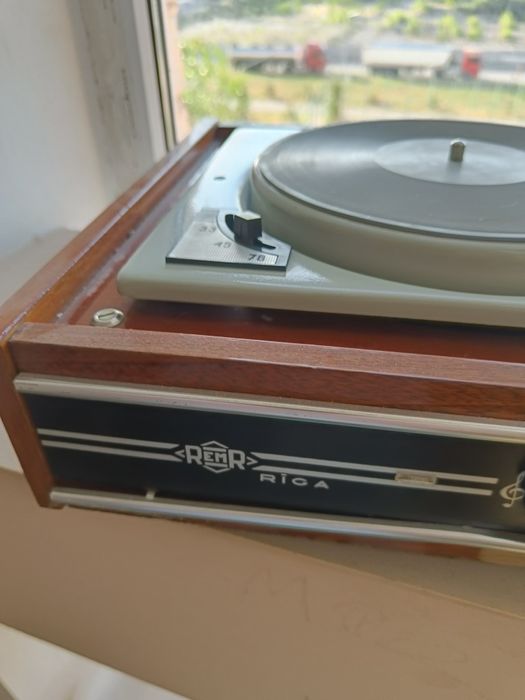Продам проигрователь пластинок , винила Rega (Рига)