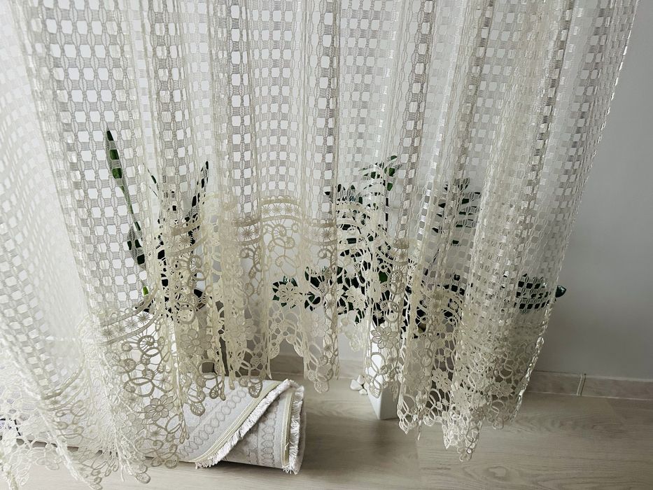 Тюль на кухню молочного кольору