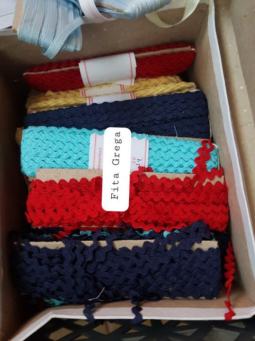 Fita grega "Espiguilha" fita de viés vincada e normal  botões pipos