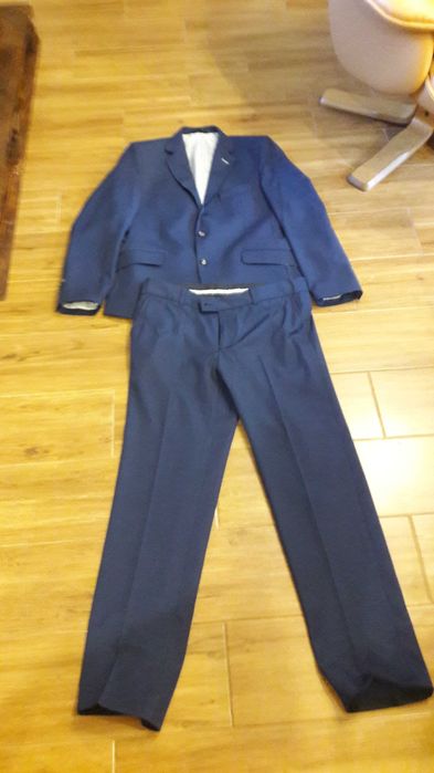 Ciemnoniebieski, granatowy garnitur