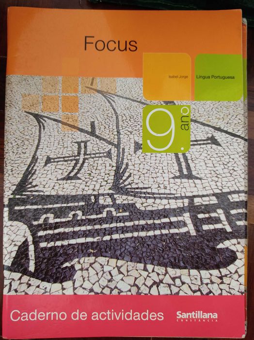 Livros escolares de diferentes anos de ensino e disciplinas