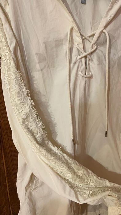 Sportowa bluza z koronką na rękawie