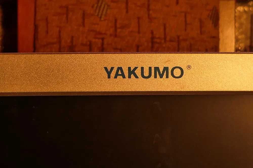 Yakumo - monitor , zgrabny , sprawny , kompletny .