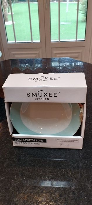 Boleira para bolos e conjunto de quatro pratos