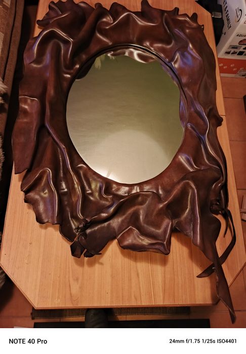 Lustro w skórzanej oprawie