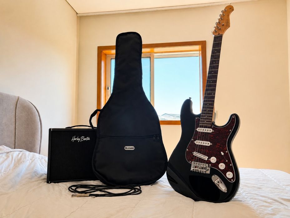 Guitarra elétrica, com coluna e acessórios