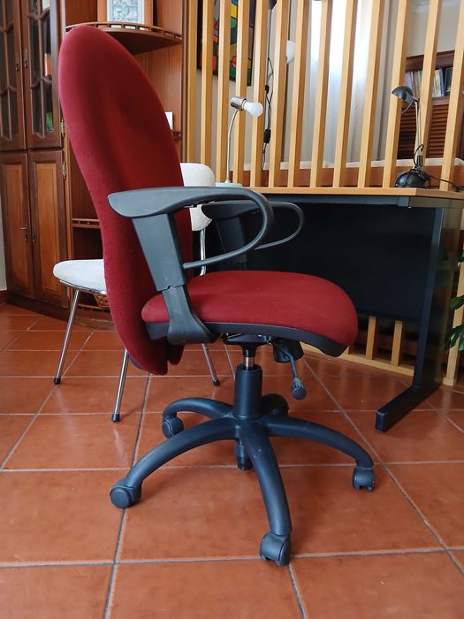 Cadeira de Escritório Giratória Vermelha – Confortável e Funcional