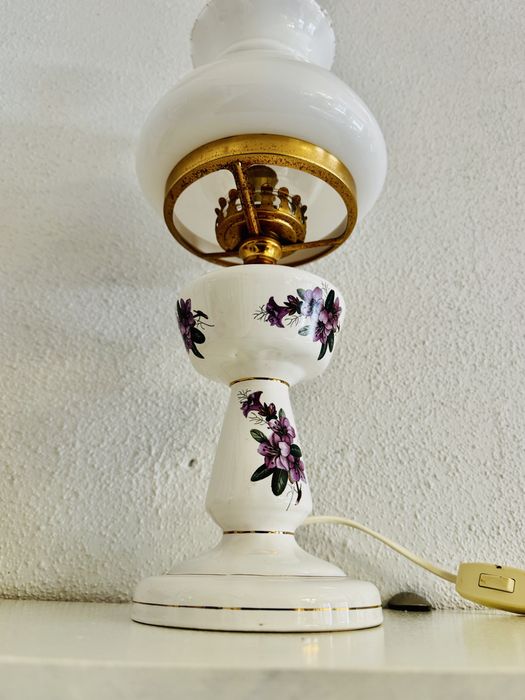 Lampa stołowa retro z kwiatowym motywem