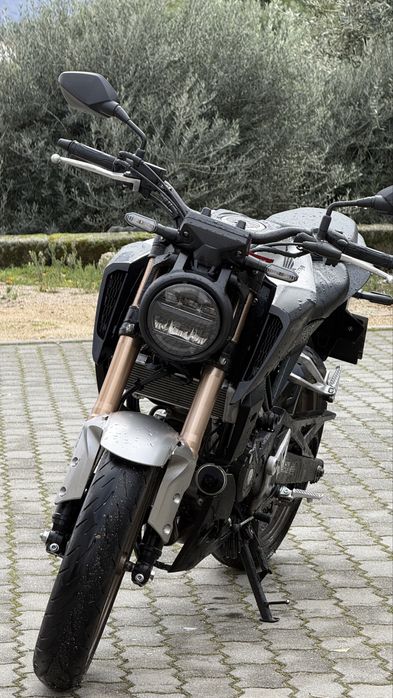 Honda cb125r prateada/dourada 2024